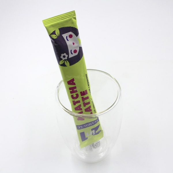 Stick Matcha Latte 2-en-1 N°123 dans un verre