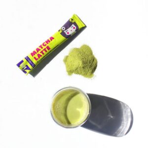 Stick Matcha Latte 2en1 avec poudre de matcha et boisson préparée vue de haut