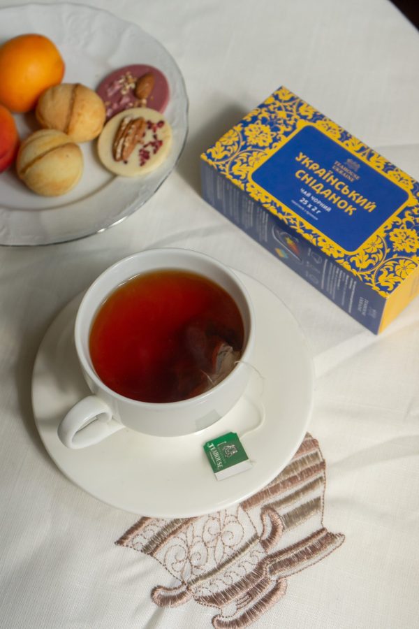 Thé noir en sachets Ukrainian Breakfast N°350 vu de haut avec friandises et infusion préparée